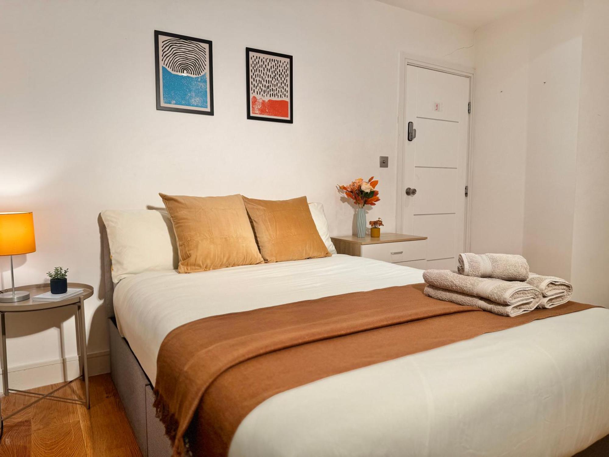 En-Suites With Free Parking 30Min To Central Лондон Экстерьер фото