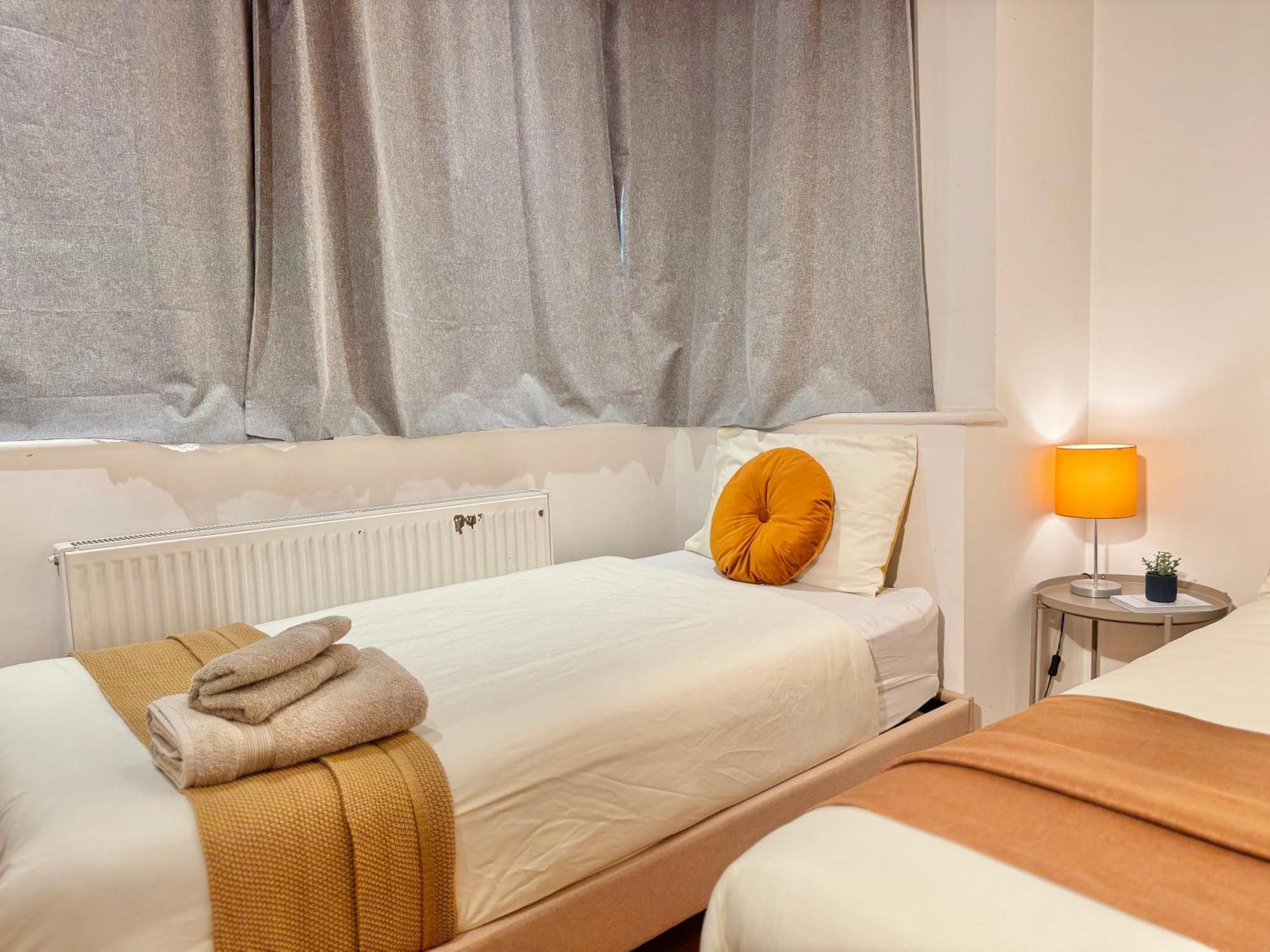 En-Suites With Free Parking 30Min To Central Лондон Экстерьер фото