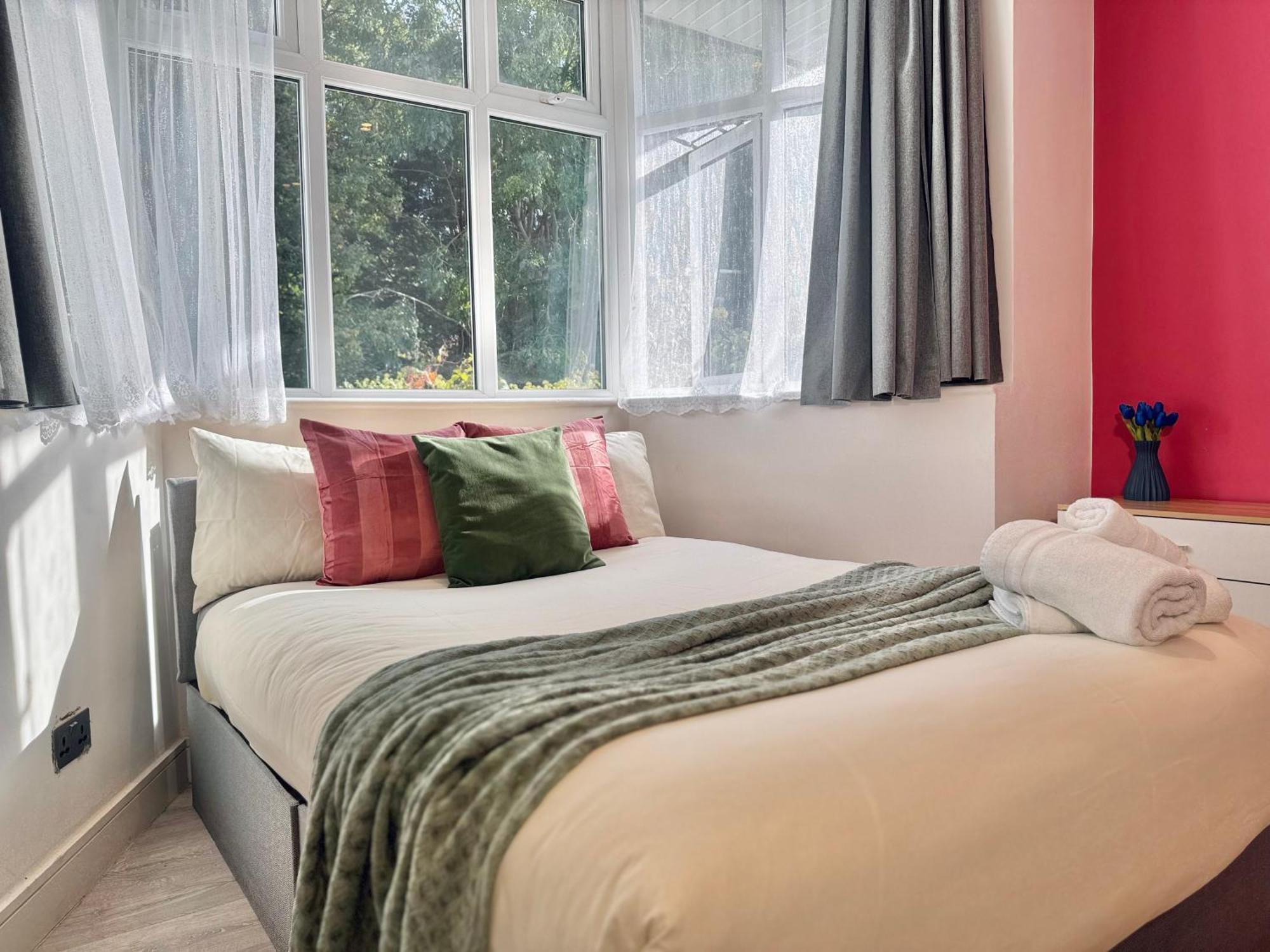 En-Suites With Free Parking 30Min To Central Лондон Экстерьер фото