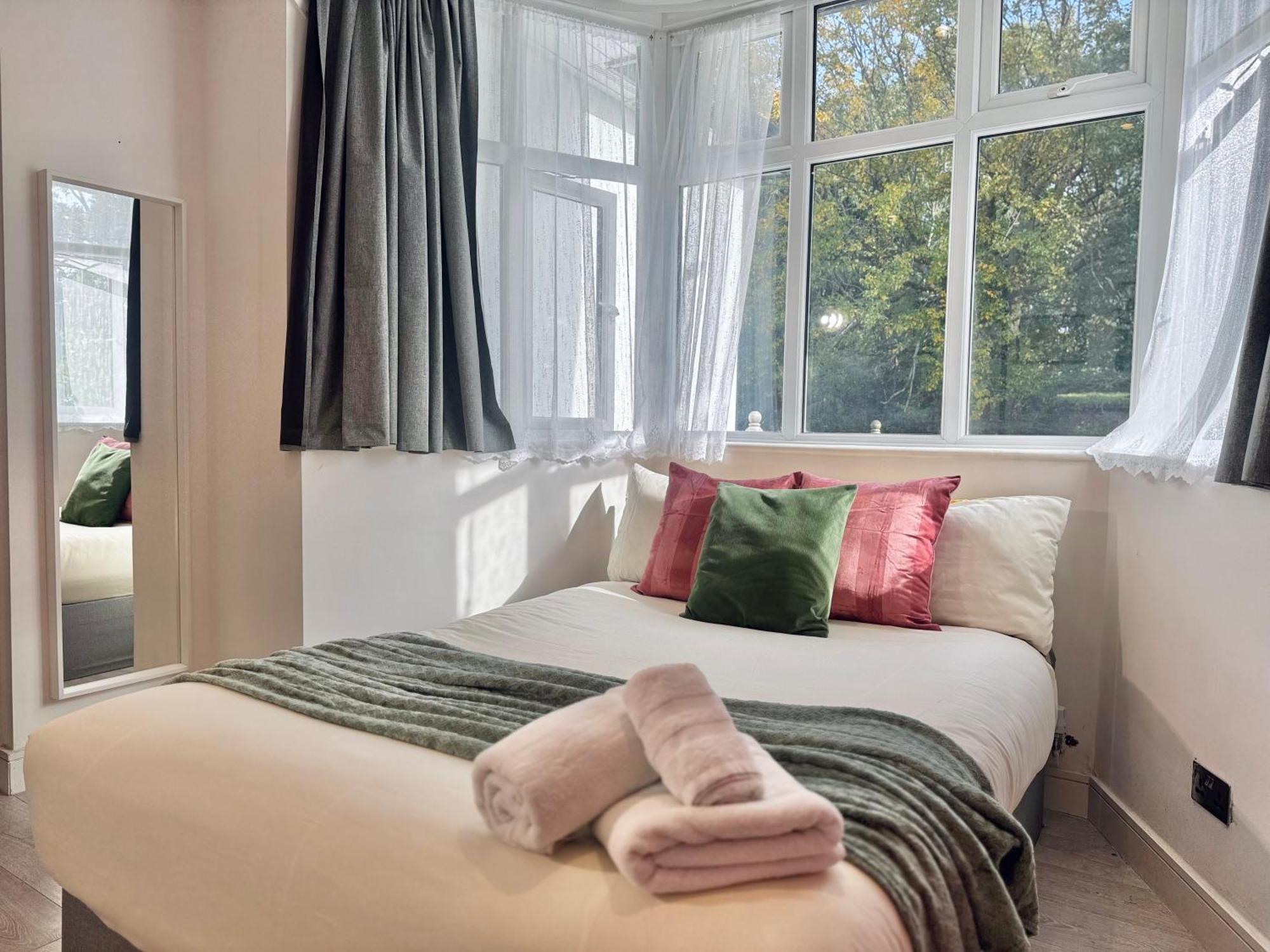 En-Suites With Free Parking 30Min To Central Лондон Экстерьер фото
